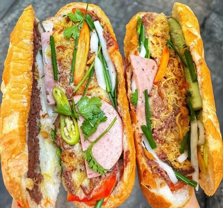 5 quán bánh mì khách xếp hàng dài ở TPHCM